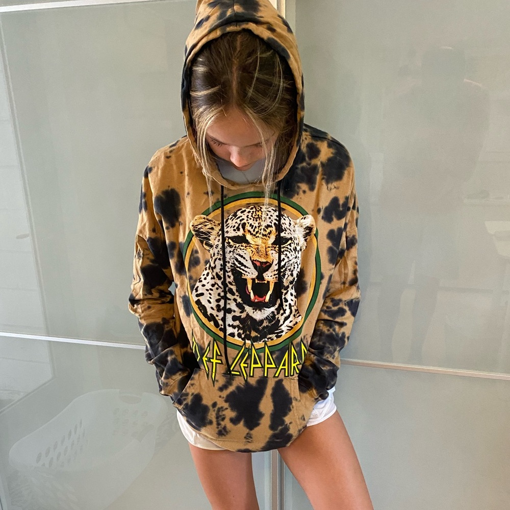 Brand new- DEF LEPPARD hoodie- Size M🐆